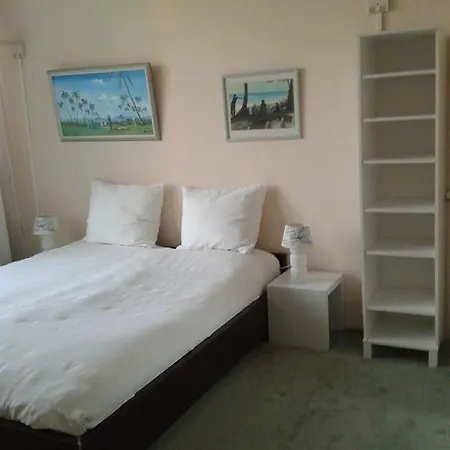 לינה וארוחת בוקר Bungalow Aan Zee *
